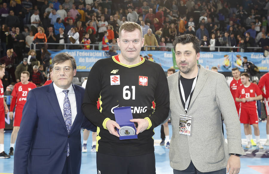 Fotos: Histórico lleno con selección de balonmano