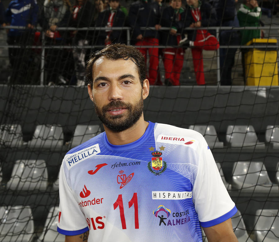 Fotos: Histórico lleno con selección de balonmano