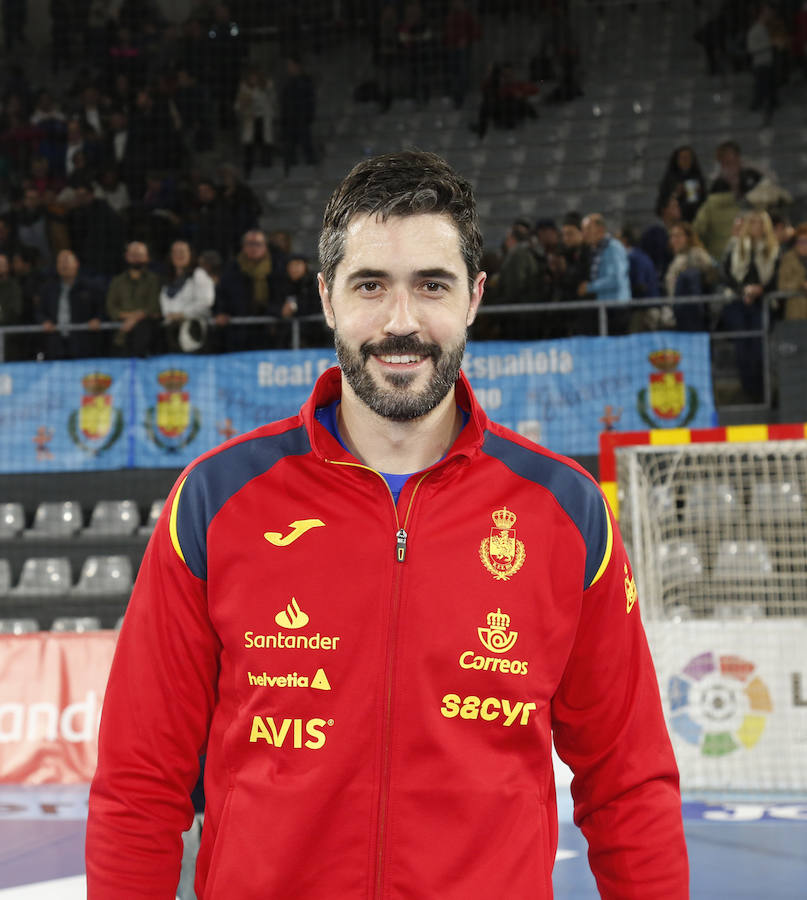 Fotos: Histórico lleno con selección de balonmano