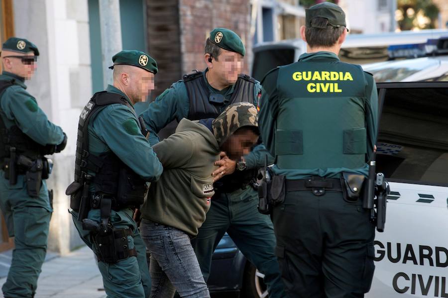 Agentes de la Guardia Civil conducen a los juzgados al detenido por la muerte de su exnovia, en Laredo (Cantabria).