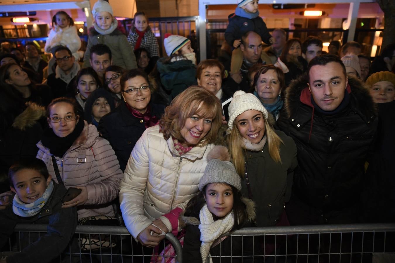 Fotos: Público en la cabalgata de Reyes de Valladolid (3/4)
