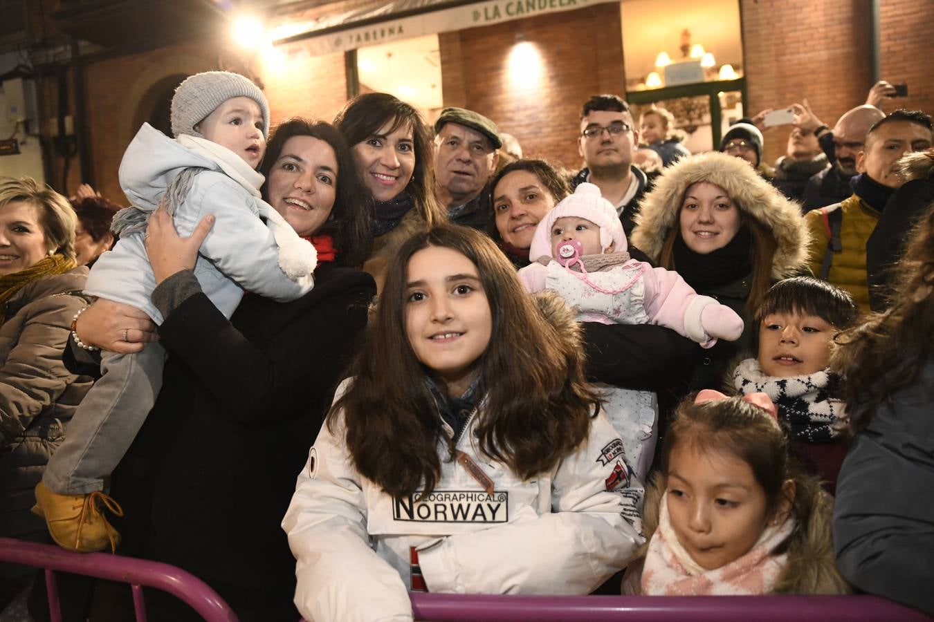 Fotos: Público en la cabalgata de Reyes de Valladolid (3/4)