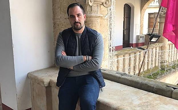 Cristian González en la balconada de la Casa Consistorial