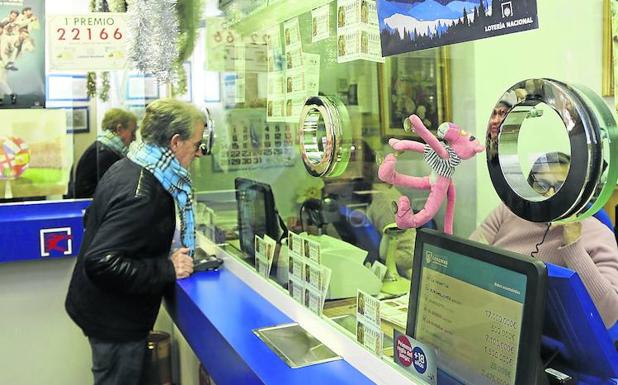 Últimas horas de venta para el sorteo del Niño en el despacho de Margarita Calvo.