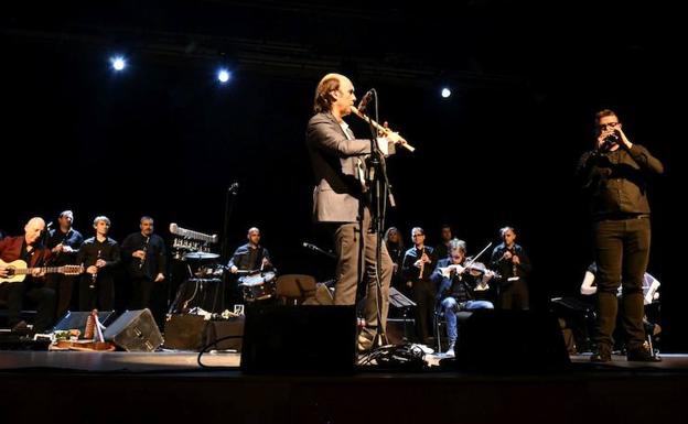 Un momento del concierto de Carlos Núñez en el Auditorio de El Espinar.