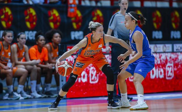 María Asurmendi presiona a Anna Gómez, del Valencia Basket, en el Open Day de la Liga Femenina.