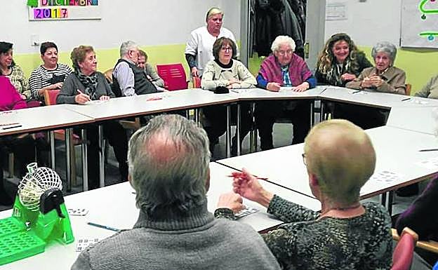 Familiares y enfermos de alzhéimer participan en una actividad de la asociación para mejorar la memoria. 