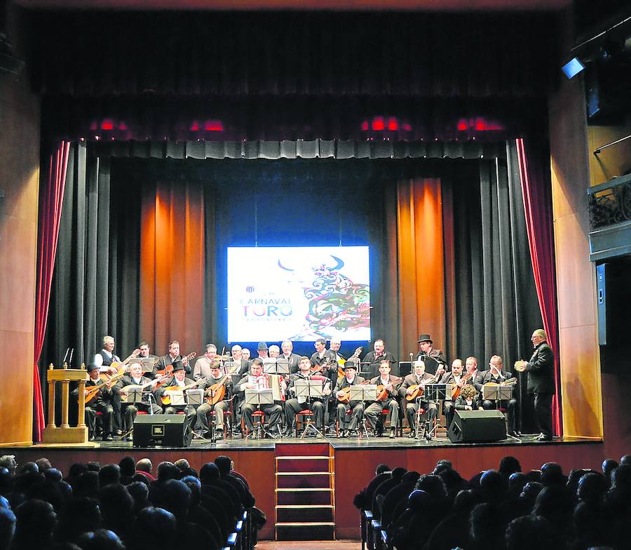 Actuación de la Rondalla el pasado pre Carnaval en la presentación de las coplas. 