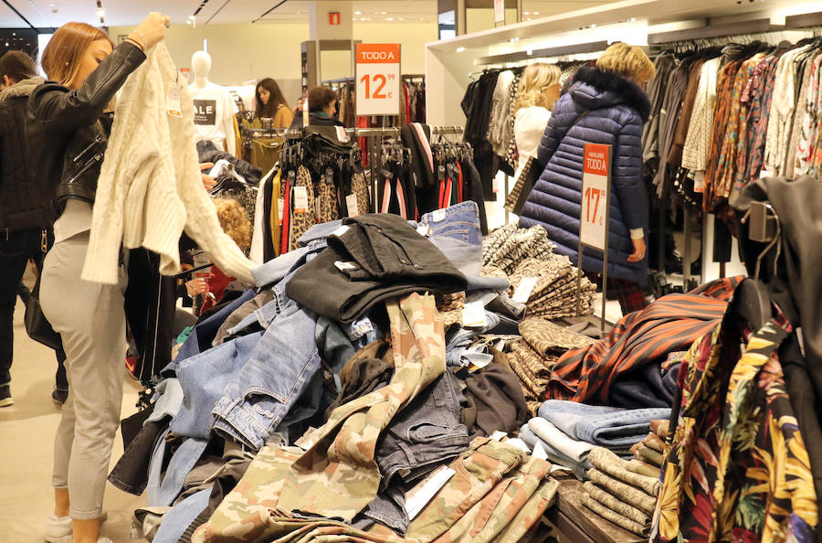 Fotos: Lunes 7 de enero, primer día de rebajas generales en Valladolid