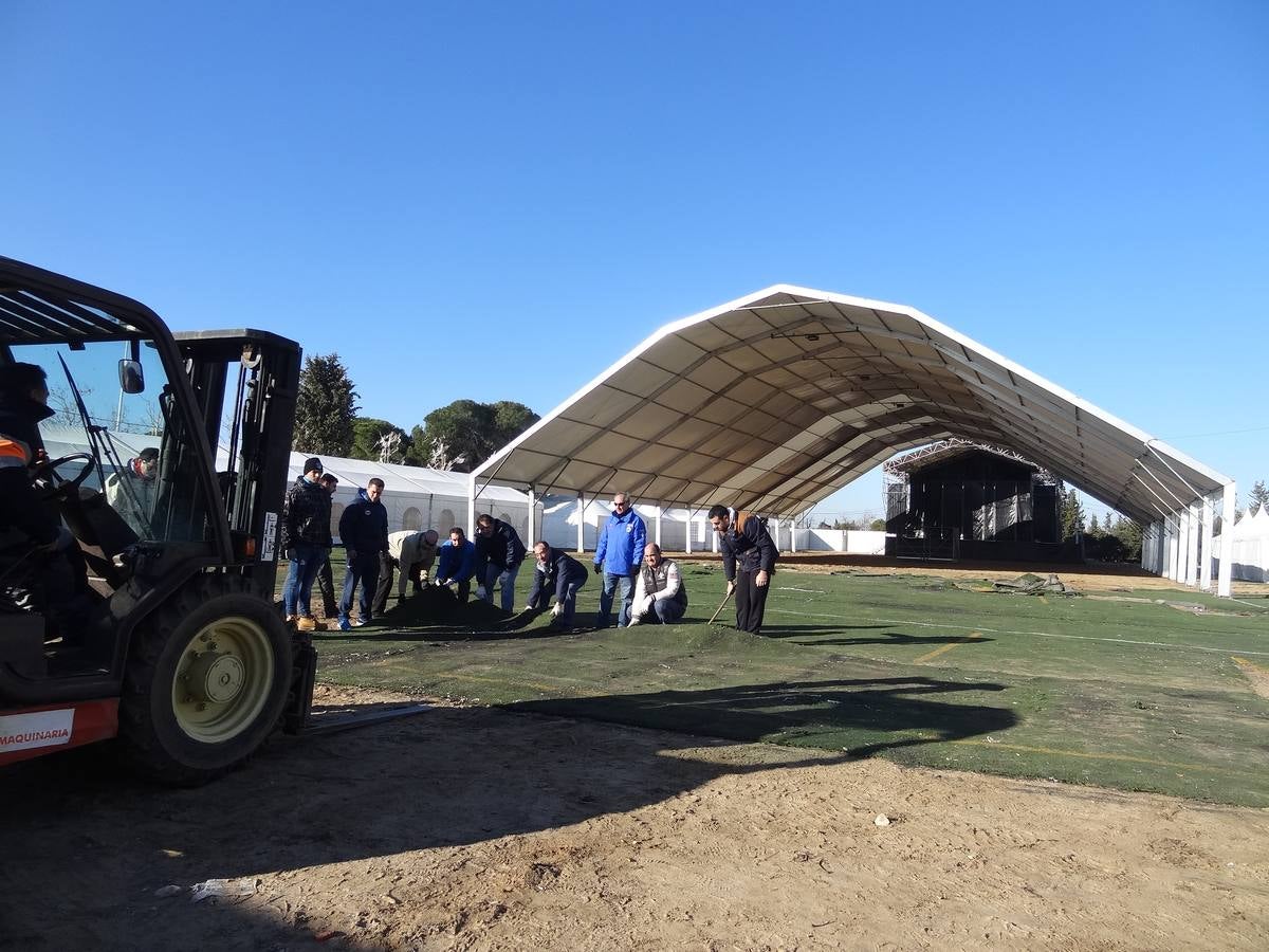 Los asistentes contarán este año con una «importante novedad» en forma de «carpa gigante» instalada a continuación del escenario en la plaza principal de la campa