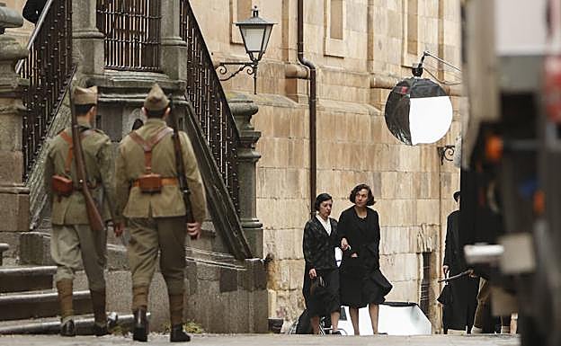 Un momento del rodaje de una de las escenas de 'Mientras dure la guerra' en la calleCompañía. 