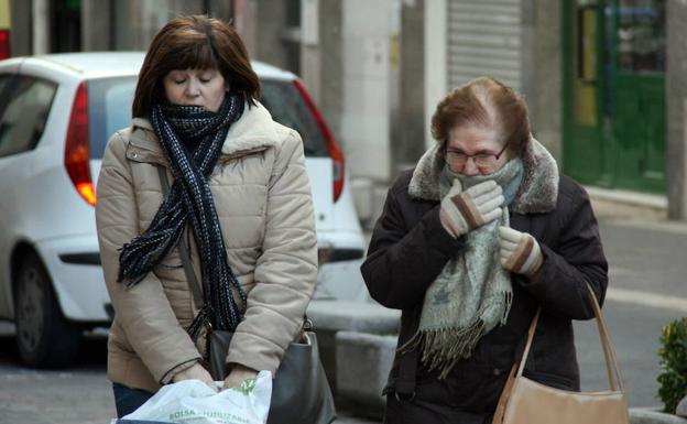 Dos mujeres de Cuéllar se protegen del intenso frío con ropa de abrigo. 