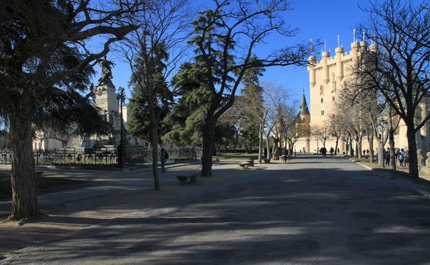 Vista general de la plaza, con el monumento de Daoíz y Velarde.