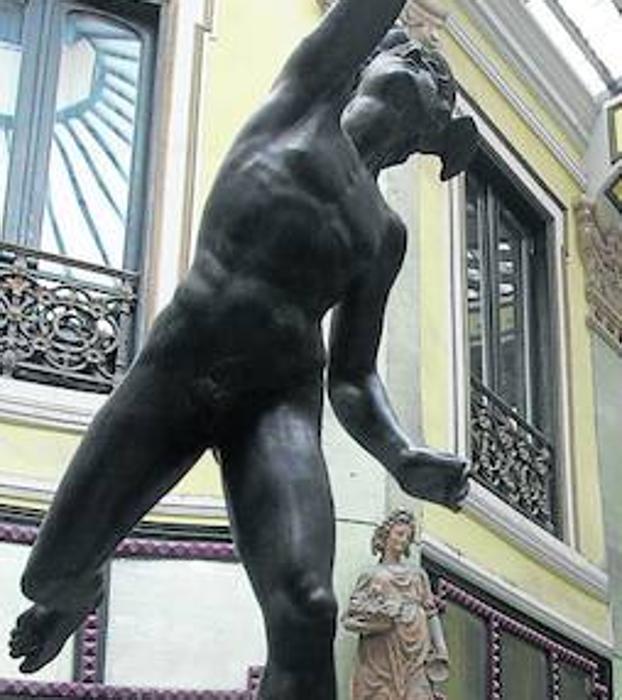 Estatua de Mercurio en el Pasaje Gutiérrez de Valladolid. 