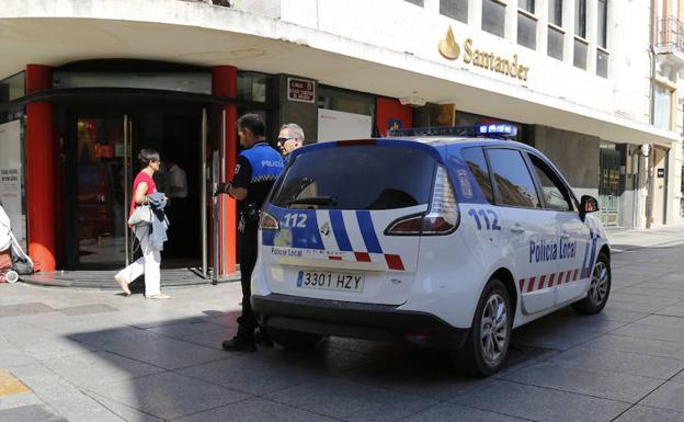 Cuatro menores, identificados con prendas con precintos antirrobo en la Calle Mayor de Palencia