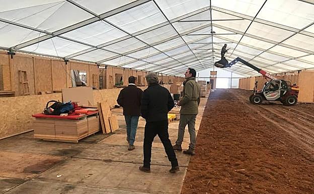 Preparación de la carpa en la que tendrán lugar las actividades complementarias de la cita galguera. 