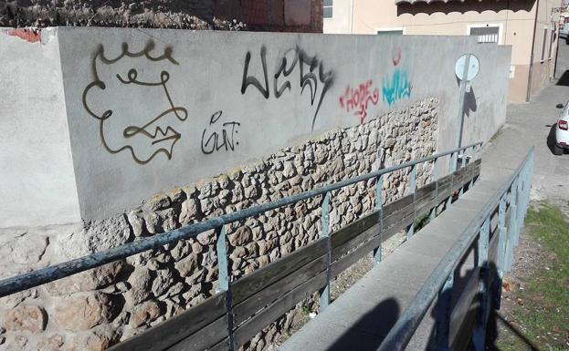 Imagen principal - Los grafitis ensucian la travesía del Mercado | andalismo en Juan Martín el Empecinado | El quiosco del parque de la Judería lleno de pintadas. 