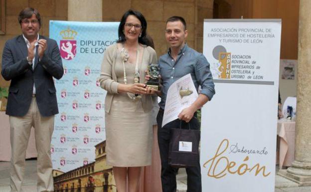 El cocinero leonés Rubén Ramos recibe un premio en la Diputación de León. 