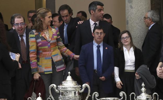 La infanta Elena, junto a los protagonistas de la película «Campeones», durante la ceremonia de entrega de los Premios Nacionales del Deporte 2017 en el Palacio de El Pardo