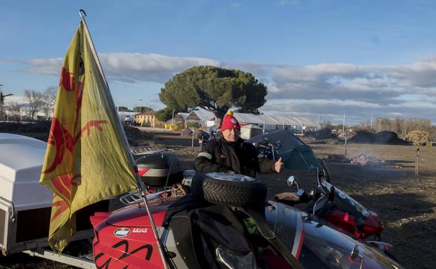 Henri posa con su sidecar y la bandera valona. 