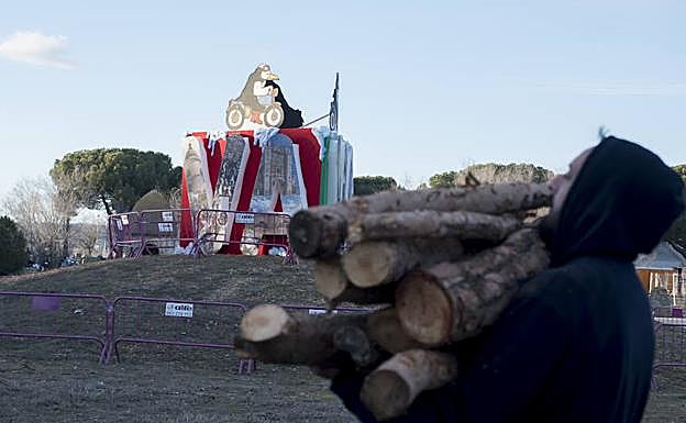La falla pingüinera, que arderá hoy a las 00:30 de la noche, obra de Juan Villa. 