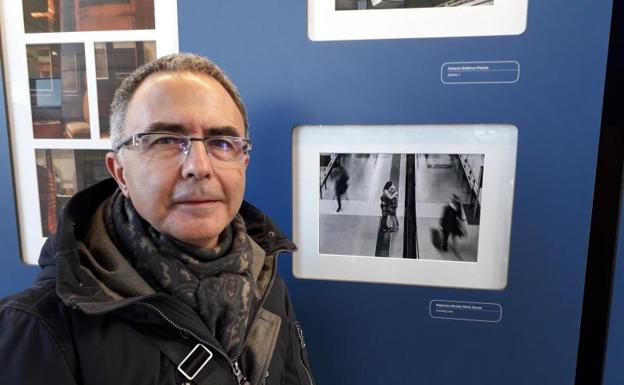 Alejandro Pérez, delante de su fotografía selecionada por el jurado. 