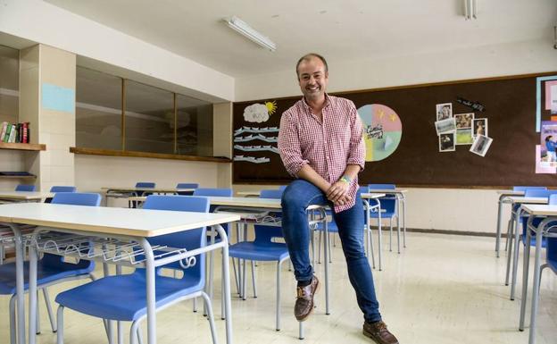 Sergio Calleja, en un aula del colegio Maristas. 