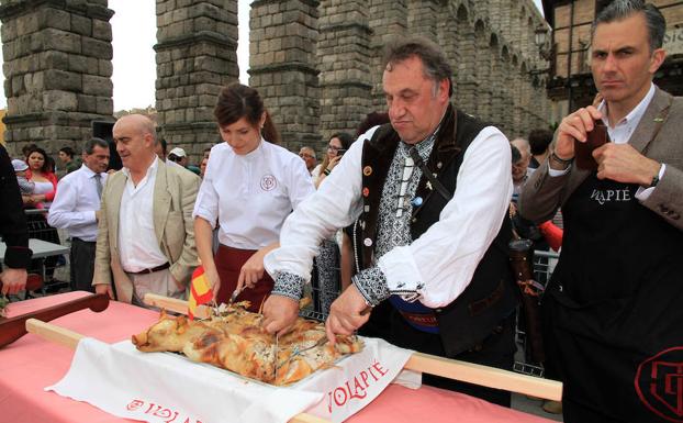 Javier Ortega Smith, secretario general de Vox (a la derecha), en la última fiesta de la exaltación del cochinillo celebrada en Segovia. 