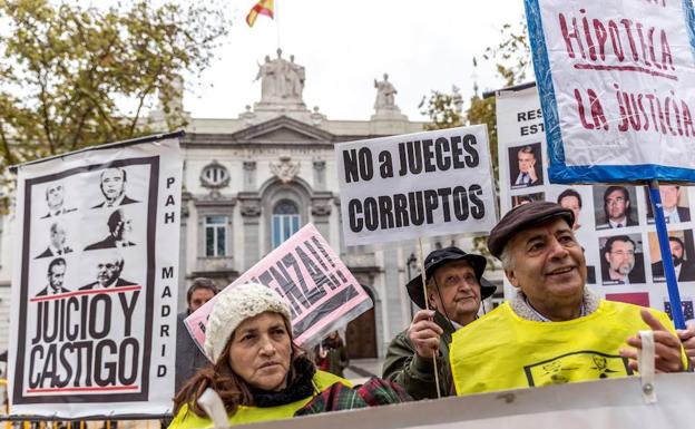 Protesta ante el Tribunal Supremo por el impuesto de las hipotecas. 