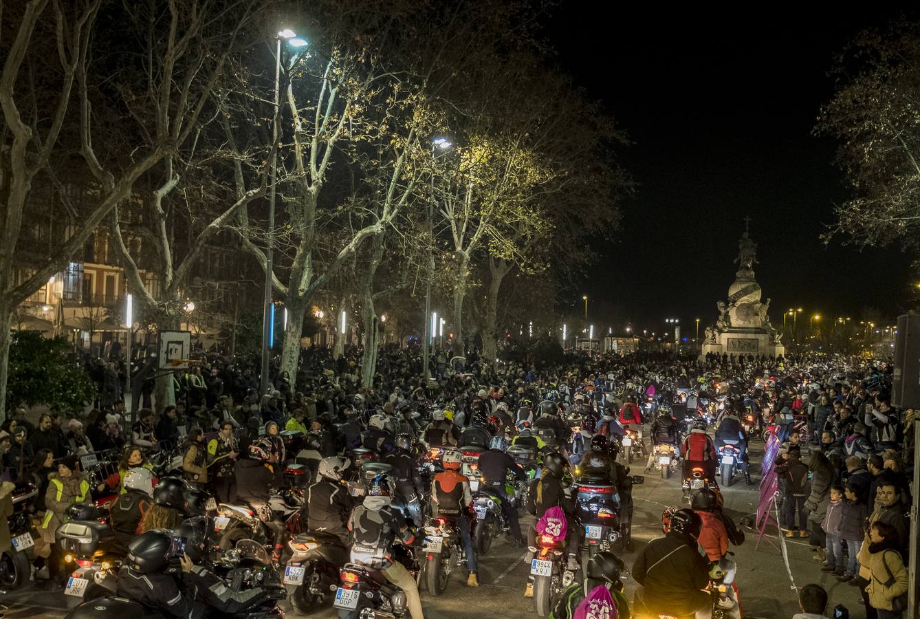 Tradicional desfile con el que los organizadores y participantes en la concentración motera Pingüinos rinden homenaje a todos los moteros fallecidos en accidente de tráfico a lo largo del año.