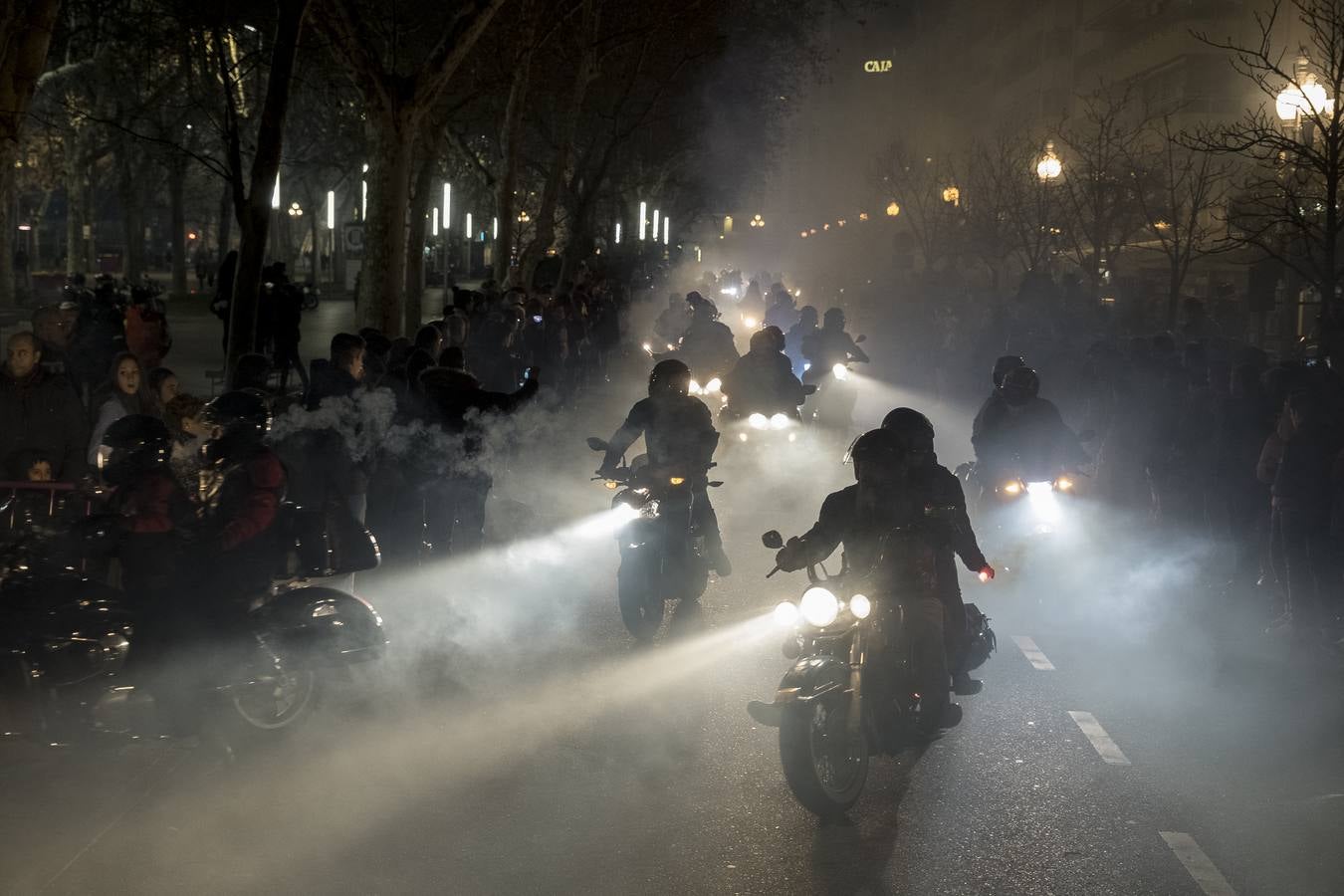 Tradicional desfile con el que los organizadores y participantes en la concentración motera Pingüinos rinden homenaje a todos los moteros fallecidos en accidente de tráfico a lo largo del año.
