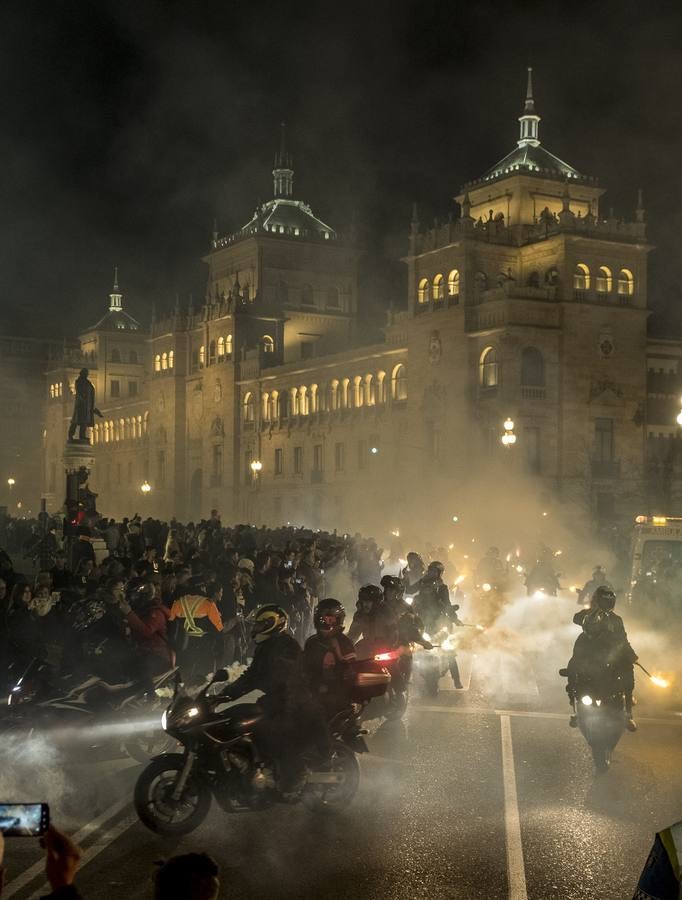 Tradicional desfile con el que los organizadores y participantes en la concentración motera Pingüinos rinden homenaje a todos los moteros fallecidos en accidente de tráfico a lo largo del año.