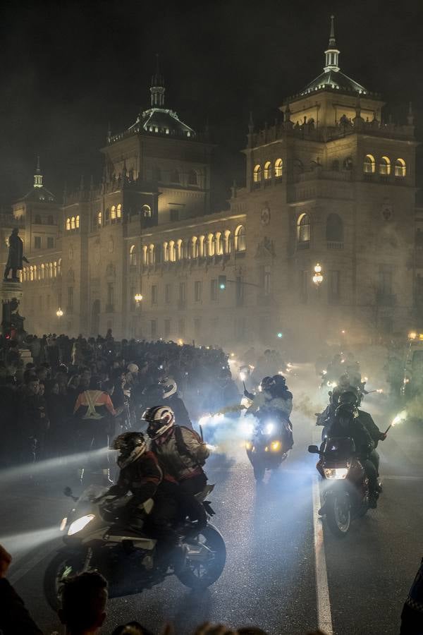 Tradicional desfile con el que los organizadores y participantes en la concentración motera Pingüinos rinden homenaje a todos los moteros fallecidos en accidente de tráfico a lo largo del año.