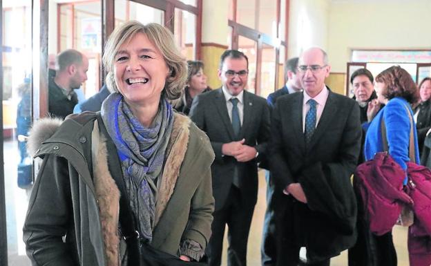 Isabel GarcíaTejerina, a su llegada ayer al colegio de San Agustín.