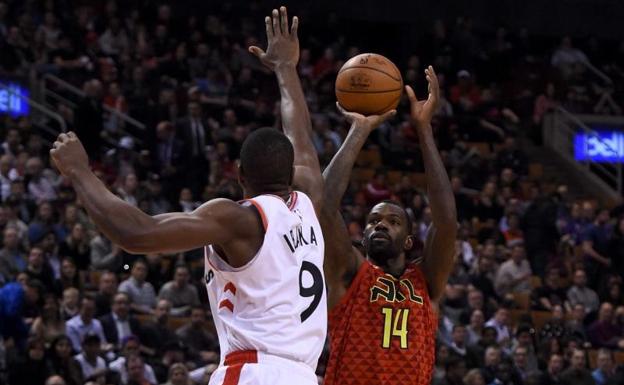 Ibaka trata de bloquear el tiro de Dewanye Dedmon (Atlanta Hawks).