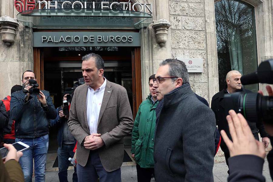 Unas 500 personas han acudido hoy al acto de Vox en Burgos al que ha acudido el secretario general Javier Ortega Smith. En el acto Vox ha defendido sus propuestas para el futuro de España. Inmigración, violencia de género, «los chiringuitos» de la política y la figura de Ortega Lara han sido los momentos más enérgicos del discurso de Ortega Smith.