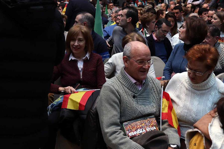 Unas 500 personas han acudido hoy al acto de Vox en Burgos al que ha acudido el secretario general Javier Ortega Smith. En el acto Vox ha defendido sus propuestas para el futuro de España. Inmigración, violencia de género, «los chiringuitos» de la política y la figura de Ortega Lara han sido los momentos más enérgicos del discurso de Ortega Smith.