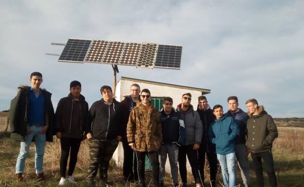 Los alumnos del módulo frente a una estación fotovoltaica a reformar. 