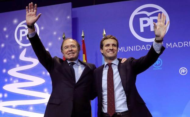 El presidente del Partido Popular, Pablo Casado (d), junto al presidente del Senado, Pío García Escudero. 