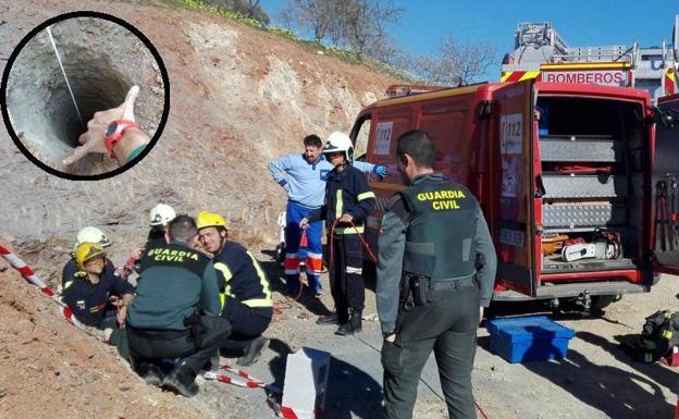 Bomberos alrededor del agujero. Arriba, el lugar por el que se ha caído el pequeño.