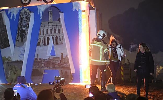 La ministra Reyes Maroto, segundos después de prender la falla pingüinera.