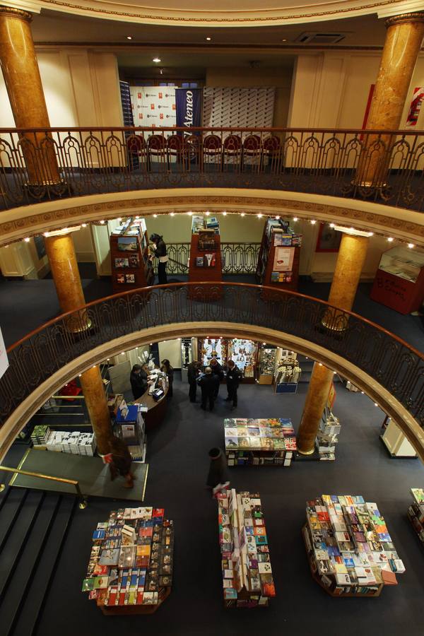 La librería El Ateneo Gran Splendid, una joya arquitectónica de Buenos Aires, es un majestuoso edificio meca de los amantes de los libros y del arte, que acaba de ser elegida por la revista National Geographic como la más bella del mundo | Construido para ser un teatro en 1903 fue reinaugurado en 2000 como librería, hoy es la más grande de América Latina y cuenta con 90.000 títulos y más de 200.000 libros, distribuidos en sus tres pisos y su subsuelo