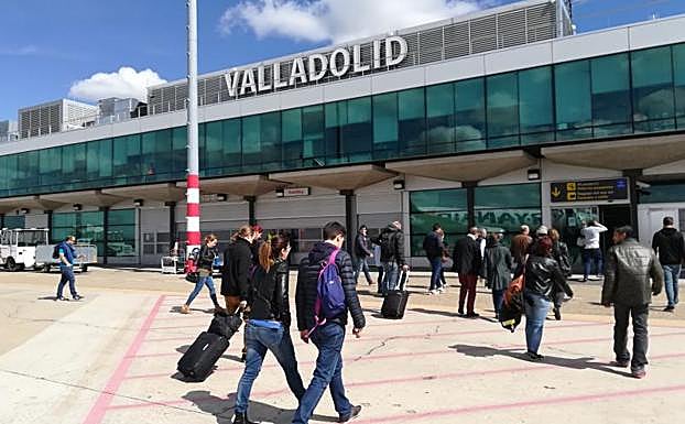 Llegada de viajeros al aeropuerto de Villanubla el pasado año. 