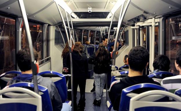 Pasajeros en el interior de un autobús del servicio nocturno (Búho). 