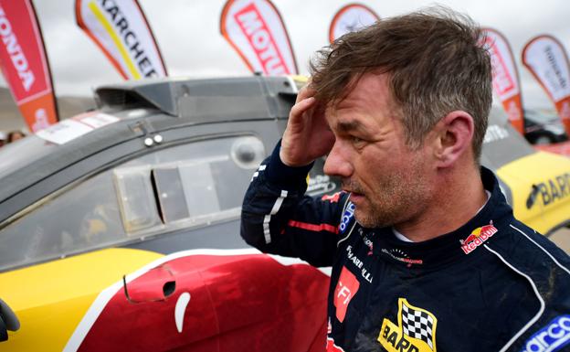 Sebastien Loeb gesticula al final de la etapa del Dakar Rally en torno a San Juan de Marcona, en Peru,