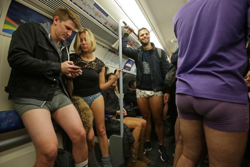 Es la décimo octava edición del 'No Pants Subway Ride', que cada año, desde el 2002, organiza la plataforma de comediantes Improv Everywhere y consiste en quitarse la falda o el pantalón dentro del suburbano con el objetivo de hacer reír a la gente y divertirse