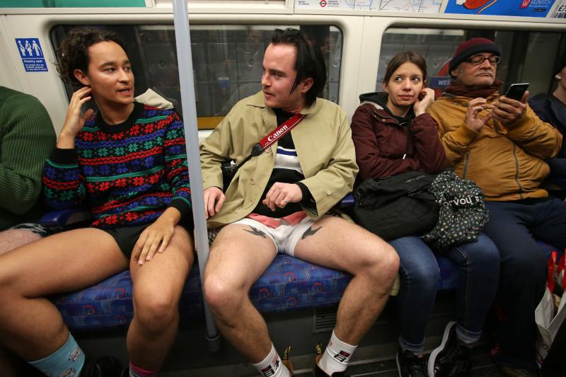 Es la décimo octava edición del 'No Pants Subway Ride', que cada año, desde el 2002, organiza la plataforma de comediantes Improv Everywhere y consiste en quitarse la falda o el pantalón dentro del suburbano con el objetivo de hacer reír a la gente y divertirse