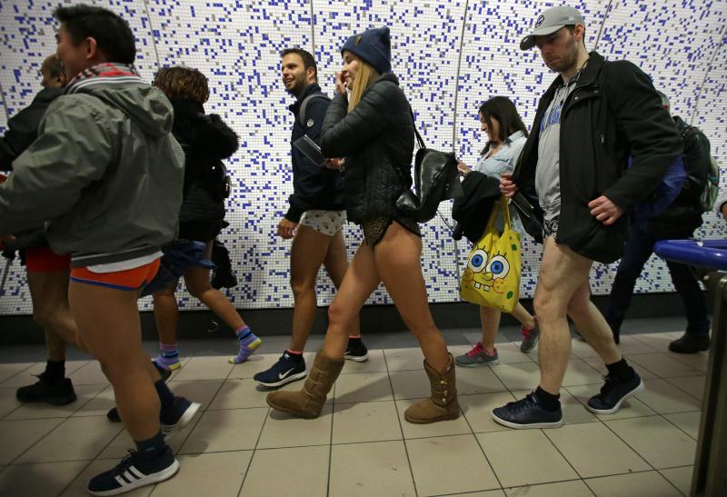 Es la décimo octava edición del 'No Pants Subway Ride', que cada año, desde el 2002, organiza la plataforma de comediantes Improv Everywhere y consiste en quitarse la falda o el pantalón dentro del suburbano con el objetivo de hacer reír a la gente y divertirse