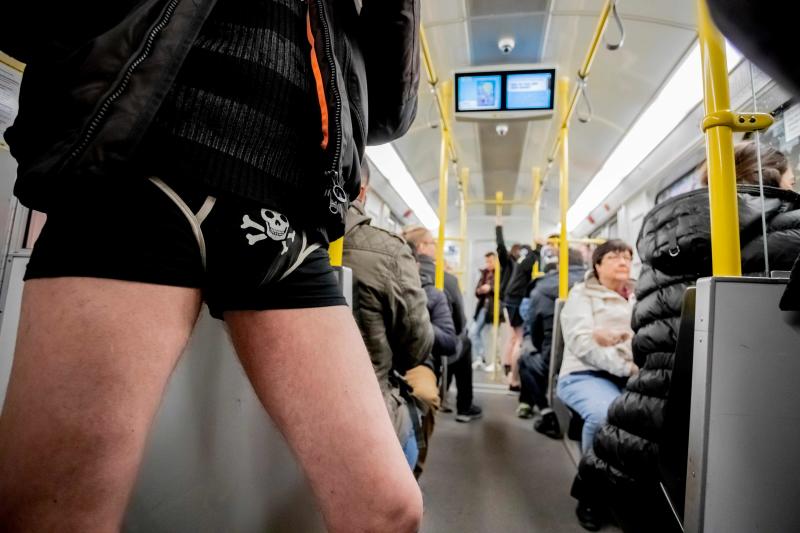 Es la décimo octava edición del 'No Pants Subway Ride', que cada año, desde el 2002, organiza la plataforma de comediantes Improv Everywhere y consiste en quitarse la falda o el pantalón dentro del suburbano con el objetivo de hacer reír a la gente y divertirse