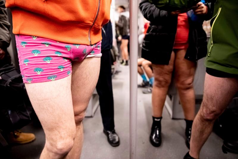 Es la décimo octava edición del 'No Pants Subway Ride', que cada año, desde el 2002, organiza la plataforma de comediantes Improv Everywhere y consiste en quitarse la falda o el pantalón dentro del suburbano con el objetivo de hacer reír a la gente y divertirse